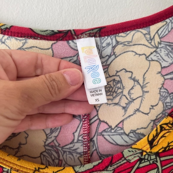 LuLaRoe Sz XS Oversized Classic Long Shirt Red Floral Stretch Top Scoop Neck - Picture 2 of 5